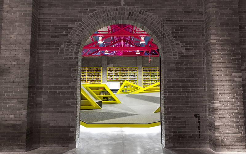 Illustration for article titled A Mountain Range of Shelves Turns This Kids' Library Into a Playground
